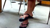 คลิปโป๊ 3451394 candid 18yo feet flip flops in class Mp4