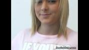 หนังav Hot Blonde strips and plays with herself ร้อน 2021