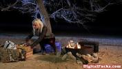 หนังโป๊ใหม่  Stevie Shae licking some camp fire pussy Mp4