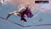 คริปโป๊ Smoking hot Russian redhead in the pool 2024 ร้อน