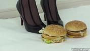 ดูหนังxxx Foodcrush A woman steps on a hamburger with stockings ล่าสุด 2024