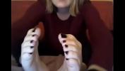 หนังเอ็ก webcam model in sweatshirt suck her own toes Mp4