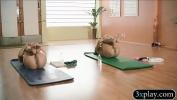 หนังเอ็ก Trainer and sexy babes does yoga while theyre all naked Mp4