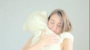 คลิปโป๊ออนไลน์ Hot naked blonde cuddling her teddy bear