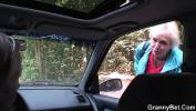 คลิปโป๊ออนไลน์ Hitchhiking 70 years old granny riding roadside 2024 ล่าสุด