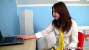 คลิปโป๊ออนไลน์ Shy Angela Teeny masturbating and dildoing in front of her laptop