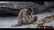 หนัง18 Rubia follando en la playa