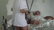 คลิปโป๊ Krankenschwester hilft alten Patienten mit einem Fick im KH ล่าสุด 2024