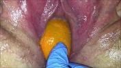 ดูหนังโป๊ Tight pussy milf gets her pussy destroyed with a orange and big apple popping it out of her tight hole making her squirt 3gp