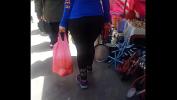 หนังโป๊ Vizcochit orico en leguings negros y top azul de culo hermoso caminando en tianguis