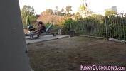 คลิปxxx Cuckolding babe outdoors rides black dong ร้อน