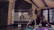 หนังโป๊ Sexy yoga babes have erotic threesome ฟรี