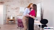 หนังav Redhead kisses and lick colleagues pussy ล่าสุด