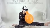 คลิปโป๊ออนไลน์ A girl inflates and splits a balloon