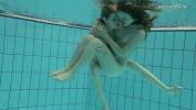 คลิปโป๊ออนไลน์ Nastya undresses Libuse in the pool like a lesbian ล่าสุด