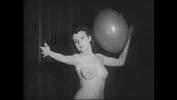 คลิปโป๊ฟรี Erotic retro model with a beautiful figure plays with balloons for the crowd on stage 3gp ล่าสุด