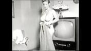 คริปโป๊ Vintage busty beauty bends over bends over TV showing her big tight breasts for you Mp4 ล่าสุด