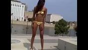 หนังโป๊ใหม่  English girl in gold bikini ร้อน