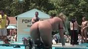 หนัง18 Sexy blonde hoe gets naked in public 3gp