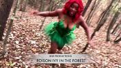 ดูหนังโป๊ Nina Rivera plays with her pussy in the woods as Poison Ivy 3gp