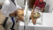 หนังเอ็ก Pervertido Se Hace Pasar por Medico Ginecologo para Follar A La Hermosa Esposa Al Lado de Su Marido Tonto En Erotica Consulta Medica NTR ฟรี