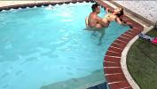 ดูหนังโป๊ ENCUENTRO A MI CU Ntilde ADA SENTADA JUNTO A LA PISCINA Y NO PUEDO EVITAR QUERER FOLLAR SU RICO Y APRETADO CO Ntilde O LATINO MILF Mp4 ฟรี