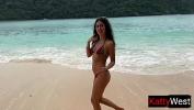 ดูหนังxxx Katty shows off her charms and pisses on a white sandy beach Mp4