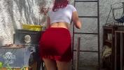 คลิปxxx MI HIJASTRA LIMPIANDO EL PATIO EN FALDA ES IRRESISTIBLE SU CULO