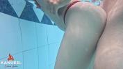 คริปโป๊ SEXO EN LA PISCINA AL AIRE LIBRE CON UNA PETITE CACHONDA DE 18 A Ntilde OS ร้อน