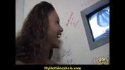 หนังxxx Gloryhole Ebony sucking a strangers hard cock through the hole in the wall 20 ร้อน