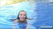 คริปโป๊ Sexy teen amateur girl Anyah fucking her tight butt with glass sex dildo in the outdoor pool ร้อน