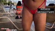 ดูหนังโป๊ Kriss Hotwife No Chuveiro Da Piscina Do Hotel Exibindo Com Seu Micro Biquini Mp4