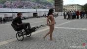 คลิปโป๊ออนไลน์ Romanian slut pulling chariot in public Mp4