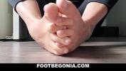 หนังเอ็ก Nicely massaging my sexy wiggly toes for you FOOTBEGONIA period COM ล่าสุด