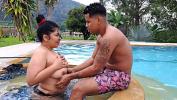 หนังโป๊ Me pongo duro al ver a la mama de mi novia semi desnuda en la piscina