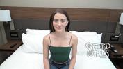 คริปโป๊ Beautiful 19 yr old with green eyes makes her porn debut Mp4 ฟรี