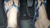 คลิปโป๊ออนไลน์ Sweaty feet in really tasty flip flops pedal pumping on the pedals of the car Mp4