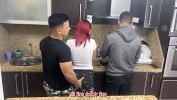 ดูหนังxxx Esposa y su Marido Cocinando pero su Amigo le Mete Mano a su Esposa al Lado de su marido cornudo NTR Netorare 2024