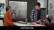 หนังav LustyFam Stepmom Penny Barber catches stepson Tyler Cruise fucking a can of raw dough and helps him out 3gp ล่าสุด