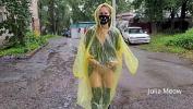 คลิปโป๊ฟรี Teen in yellow raincoat flashes pussy outdoors in the rain