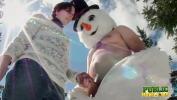 คลิปโป๊ออนไลน์ PUBLIC HANDJOBS Brandi de Lafey gives frosty outdoor handjob to snowman ร้อน