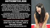 หนังxxx Hotkinkyjo in short pink night shirt self anal fisting comma gape amp prolapse in bed