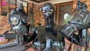 คริปโป๊ Latex Alien Trying Out Fetish Gas Masks